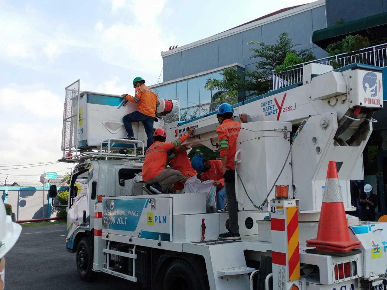 pln-uiw-s2jb-pastikan-pasokan-listrik-di-bulan-ramadhan-dan-idul-fitri-aman-2208026-rev1.jpg