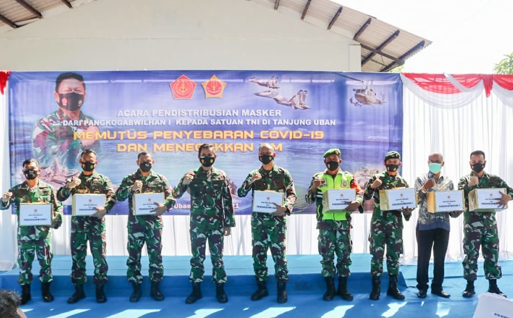 kogabwilhan-i-distribusikan-masker-dan-buku-saku-pedoman-ham-kepada-prajurit-tni-di-tanjung-uban-2208028-rev1.jpg