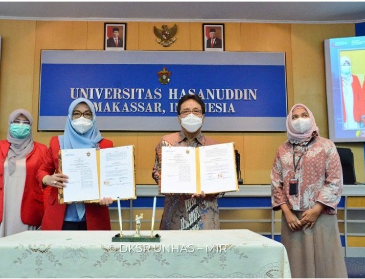 bsn-serahkan-sertifikat-iso-empat-laboratorium-unhas-2208020-rev1.jpg