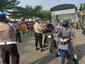 tingkatkan-disiplinsi-propam-polrestabes-palembang-lakukan-penegakan-ketertiban-220802k-rev1.jpg