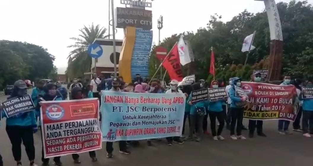 ratusan-pekerja-jsc-jakabaring-mogok-kerja-diduga-gaji-tak-dibayar-10-bulan-220802w-rev1.jpg