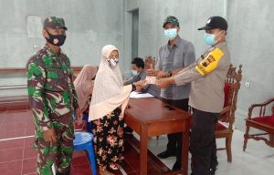 dampingi-penyaluran-blt-dd-wujud-sinergitas-babinsa-dan-bhabinkamtibmas-desa-sambung-2208028-rev1.jpg