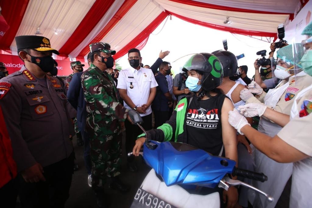 panglima-tnidan-kapolri-tinjau-pelaksanaan-vaksinasidrive-thrudi-lanud-soewondo-medan-220802t-rev1.jpg