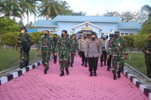 pangkogabwilhan-i-sambut-panglima-tni-dan-kapolri-pada-kunjungan-kerja-di-natuna-2208024-rev1.jpg