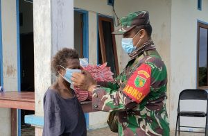 cegah-penyebaran-covid-19-babinsa-koramil-1711-03tanah-merah-bagikan-masker-220802s-rev1.jpg