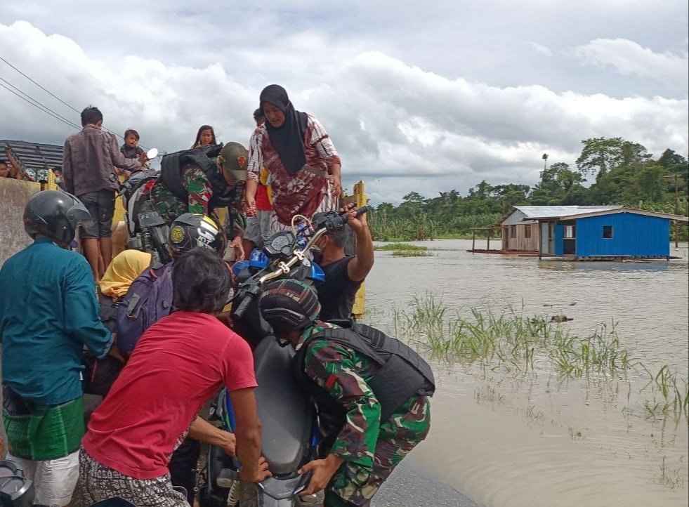 tni-bantu-warga-terdampak-banjir-di-kampung-arso-papua-220802q-rev1.jpg