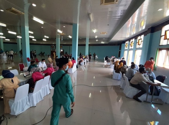1100-pekerja-perbankan-perhotelan-di-tanjungpinang-sudah-divaksin-220802s-rev1.jpg