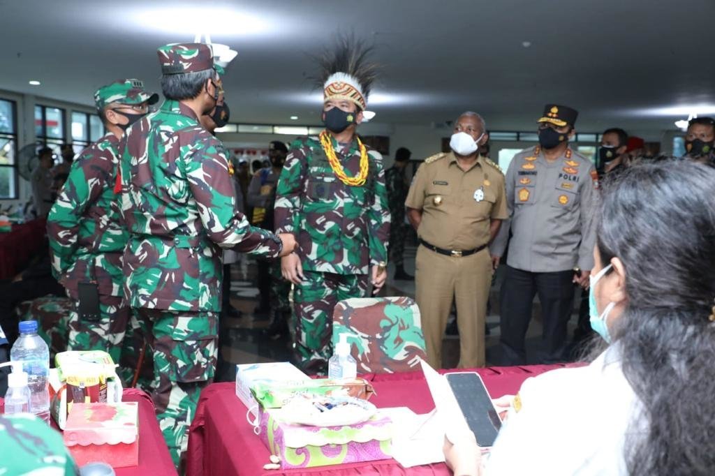 panglima-tni-tinjau-serbuan-vaksin-di-manokwari-220802s-rev1.jpg