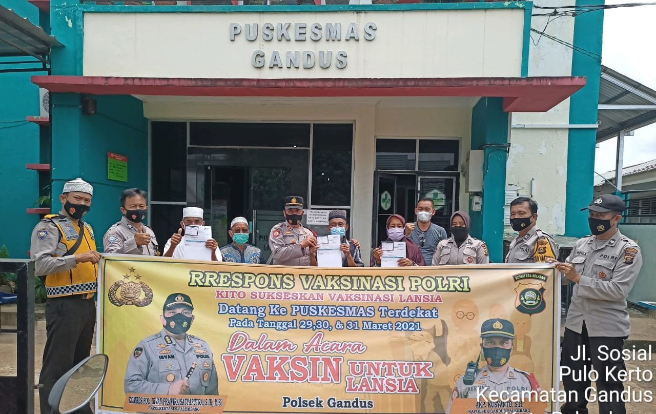 kapolsek-gandus-berperan-aktif-memberikan-pelayanan-untuk-lansia-disuntik-vaksin-220802f-rev1.jpg