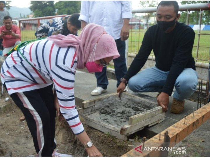 wabup-letakan-batu-pertama-pembangunan-tribun-lapangan-likada-2208025-rev1.jpg