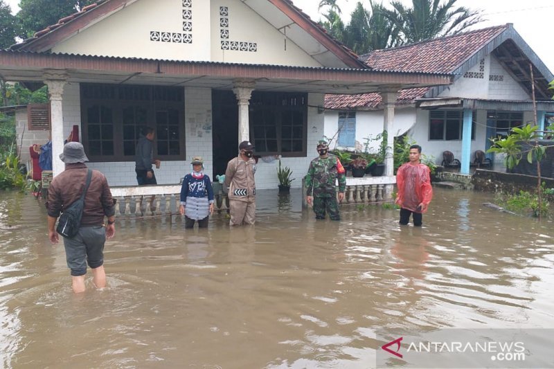 belasan-rumah-warga-di-bangka-terendam-banjir-220802j-rev1.jpg