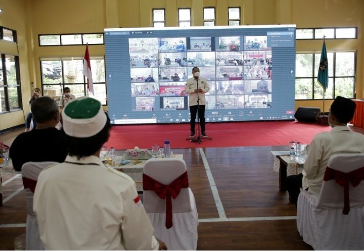 wali-kota-surabaya-minta-semua-kelurahan-siapkan-tempat-untuk-lpmk-220803b-rev1.jpg