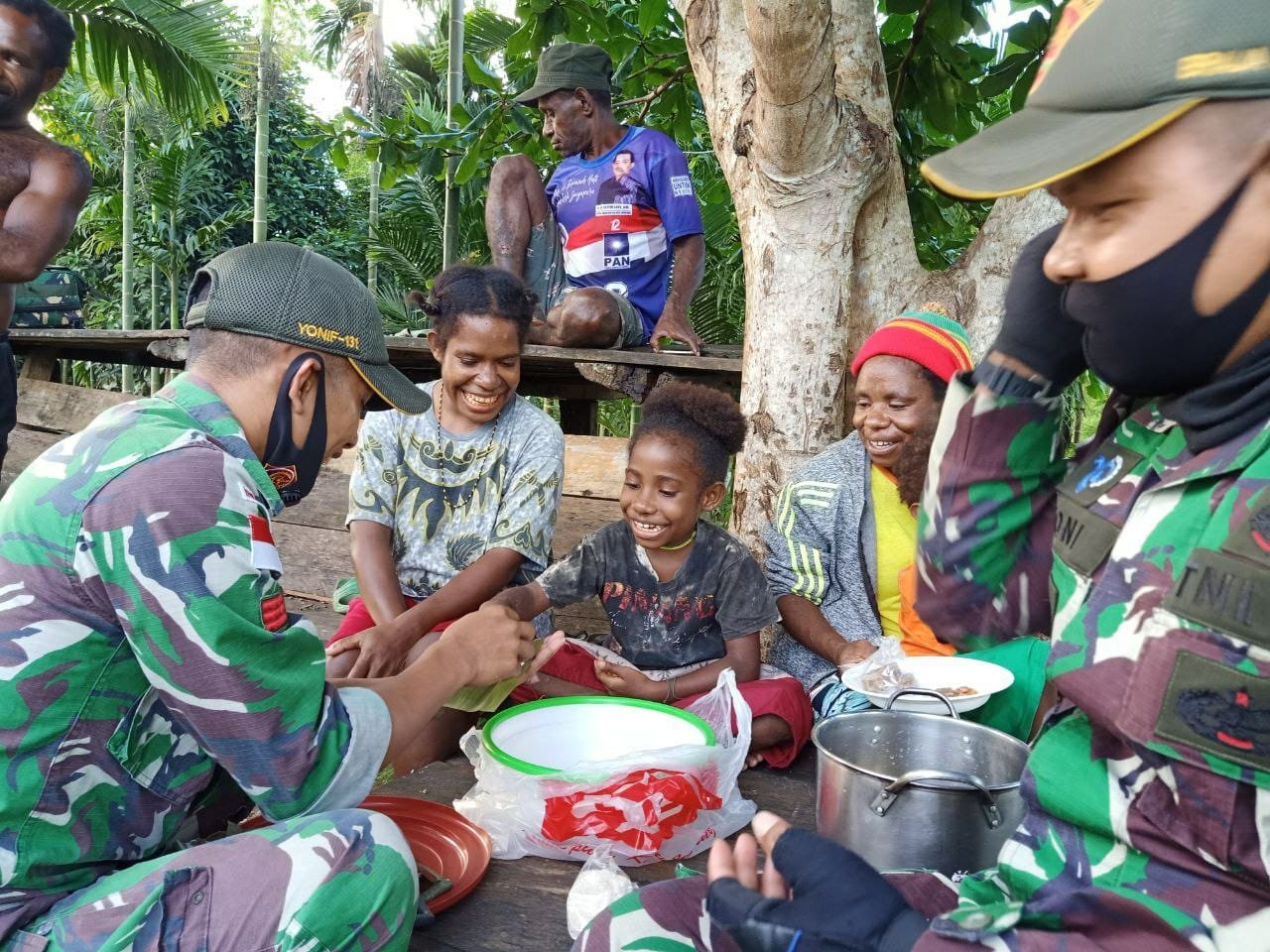 hut-ke-41-dekranas-prajurit-tni-ajarkan-mama-mama-cara-membuat-kue-tradisional-di-papua-220803x-rev1.jpg