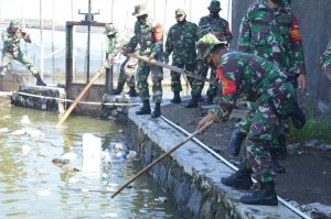 anggota-kodim-demak-bersama-relawan-dan-masyarakat-melaksanakan-karya-bhati-bersihkan-sampah-dipemukiman-warga-220803k-rev1.jpg