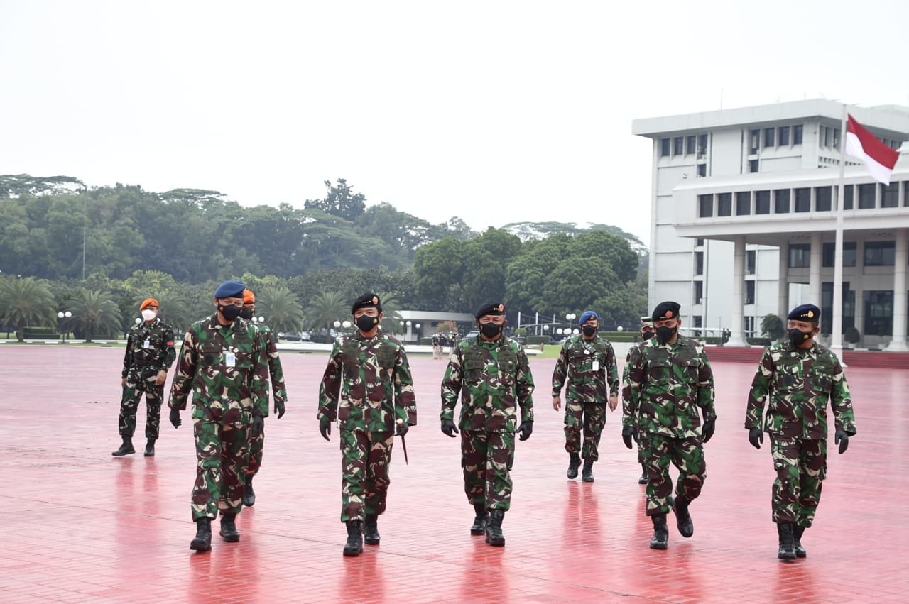 panglima-tni-terima-laporan-kenaikan-pangkat57-perwira-tinggi-220803h-rev1.jpg