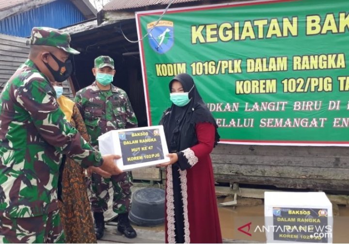 kodim-1016-palangka-raya-menyalurkan-bantuan-kepada-warga-terdampak-covid-19-2208038-rev1.jpg