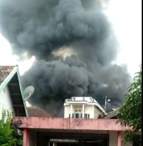 satu-rumah-tempat-usaha-pembuatan-kemplang-hangus-terbakar-220803m-rev1.jpg