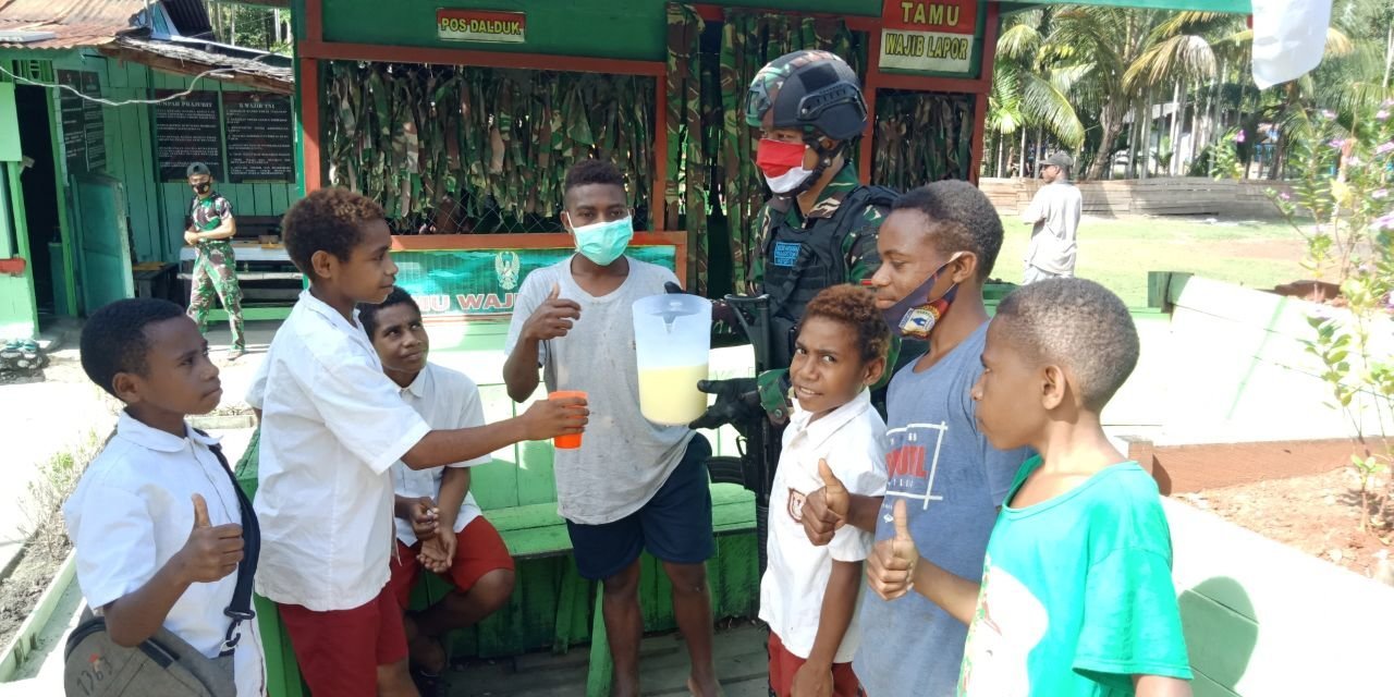 prajurit-tni-bagikan-minuman-sehat-bergizi-untuk-anak-anak-papua-220803q-rev1.jpg