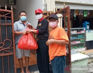 pmi-tangerang-suplai-sembako-warga-jalani-isolasi-mandiri-220803u-rev1.jpg