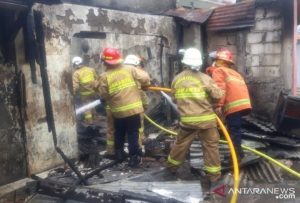 16-unit-damkar-dikerahkan-tangani-kebakaran-di-cideng-jakpus-2208035-rev1.jpg