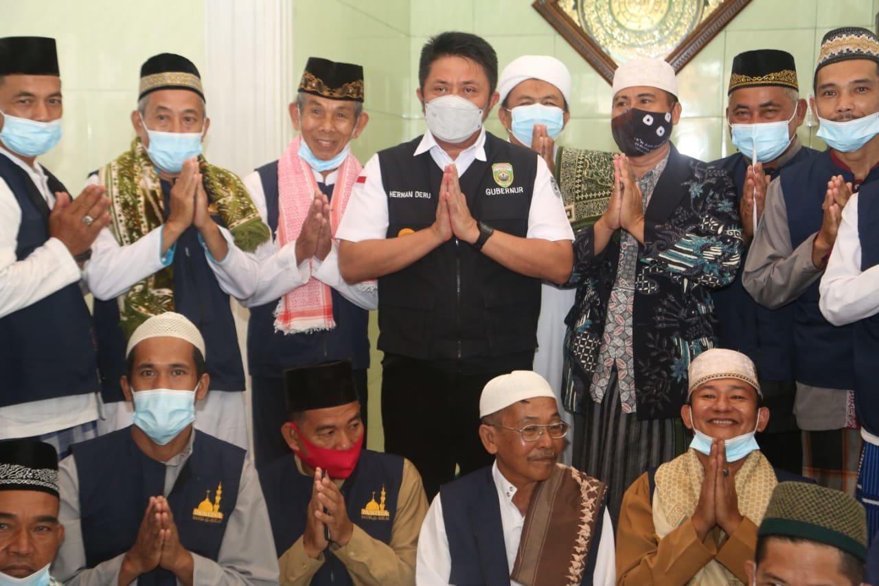 safari-jumat-di-sukarami-herman-deru-kuatkan-warga-hadapi-tantangan-pandemi-220803m-rev1.jpg