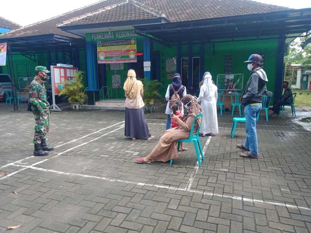 cegah-penyebaran-covid-19-babinsa-laksanakan-pendampingan-rapid-antigen-220803c-rev1.jpg