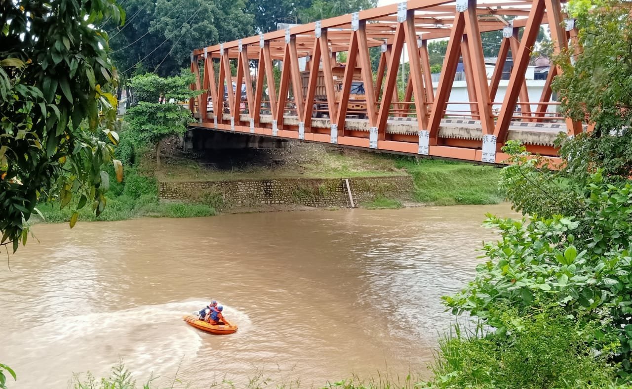 pekerja-proyek-batu-beronjong-warga-palembang-tenggelam-di-sungai-enim-220803n-rev1.jpg