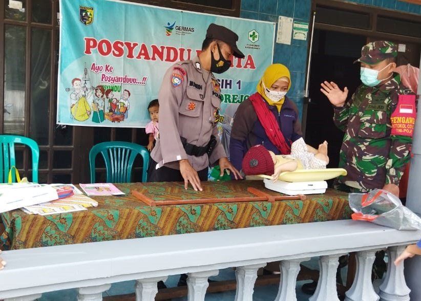 dampingi-posyandu-balita-wujud-kepedulian-babinsa-sidorejo-di-wilayah-binaan-220803e-rev1.jpg