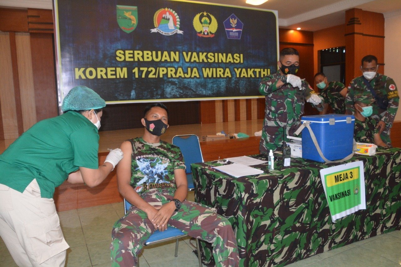 dukung-program-nasional-kodam-xviicenderawasih-laksanakan-vaksinasi-covid-19-220803b-rev1.jpg