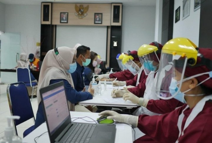 pegawai-bpjs-kesehatan-kediri-disuntik-vaksin-covid-19-220803j-rev1.jpg
