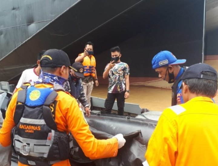 tim-sar-jambi-temukan-korban-terjatuh-dari-tongkang-220803l-rev1.jpg