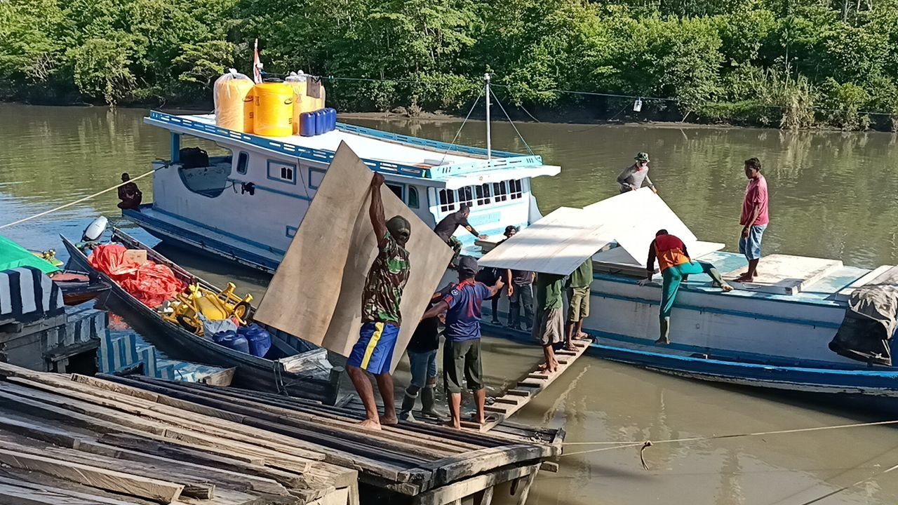 material-tni-manunggal-membangun-desa-tiba-di-kampung-kombay-papua-220803m-rev1.jpg