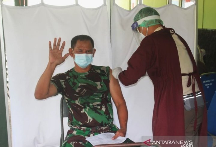 prajurit-tni-kodim-1016-palangka-raya-mulai-ikuti-vaksinasi-covid-19-220803f-rev1.jpg
