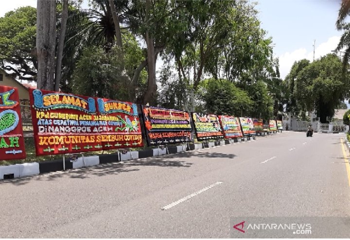 pendopo-gubernur-aceh-dibanjiri-papan-bunga-ucapan-terima-kasih-220803u-rev1.jpg