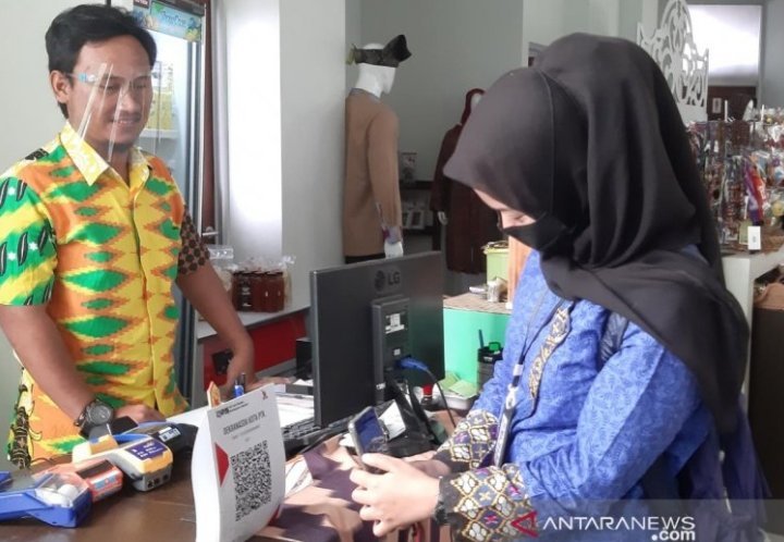 bi-kalbar-kenalkan-qris-sasar-daerah-perbatasan-ri-220803k-rev1.jpg