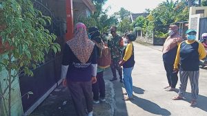 babinsa-sertu-sucipto-bersama-gugus-tugas-melaksanakan-tracing-kepada-warga-terindukasi-positif-covid-19-2208034-rev1.jpg