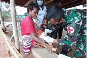 satgas-tni-bantu-imunisasi-balita-di-puskesmas-perbatasan-papua-220803u-rev1.jpg