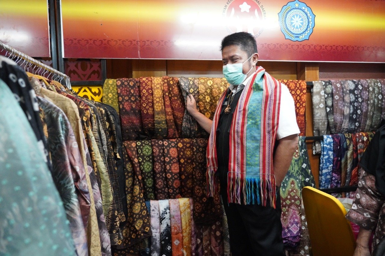 herman-deru-optimistis-banyak-kain-sumsel-menembus-pasar-nasional-2208034-rev1.jpg