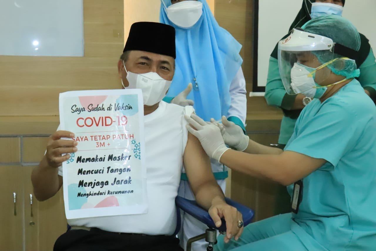 sekda-muba-disuntik-vaksin-tahap-1-220803r-rev1.jpg