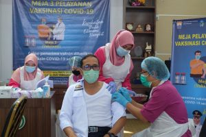 zulinto-lakukan-vaksinasi-pertama-di-rs-bari-palembang-220803g-rev1.jpg