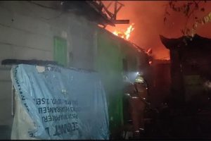 kebakaran-permukiman-padat-penduduk-di-cakung-hanguskan-15-rumah-220803d-rev1.jpg