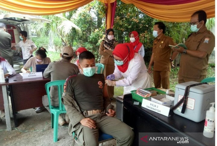 palembang-mulai-memvaksinasi-covid-19-petugas-pelayanan-publik-220803k-rev1.jpg