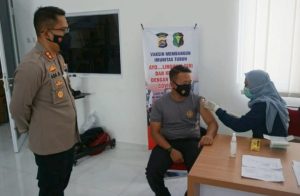 1292-petugas-kepolisian-dan-tni-di-lebak-jalani-vaksinasi-covid-19-220803o-rev1.jpg