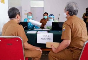 pekerja-sektor-publik-di-cirebon-divaksin-covid-19-220803m-rev1.jpg