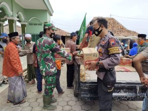 pengurus-nu-ranting-bandungrejo-didampingi-babinsa-dan-bhabinkamtibmas-salurkan-bantuan-korban-puting-beliung-220803z-rev1.jpg