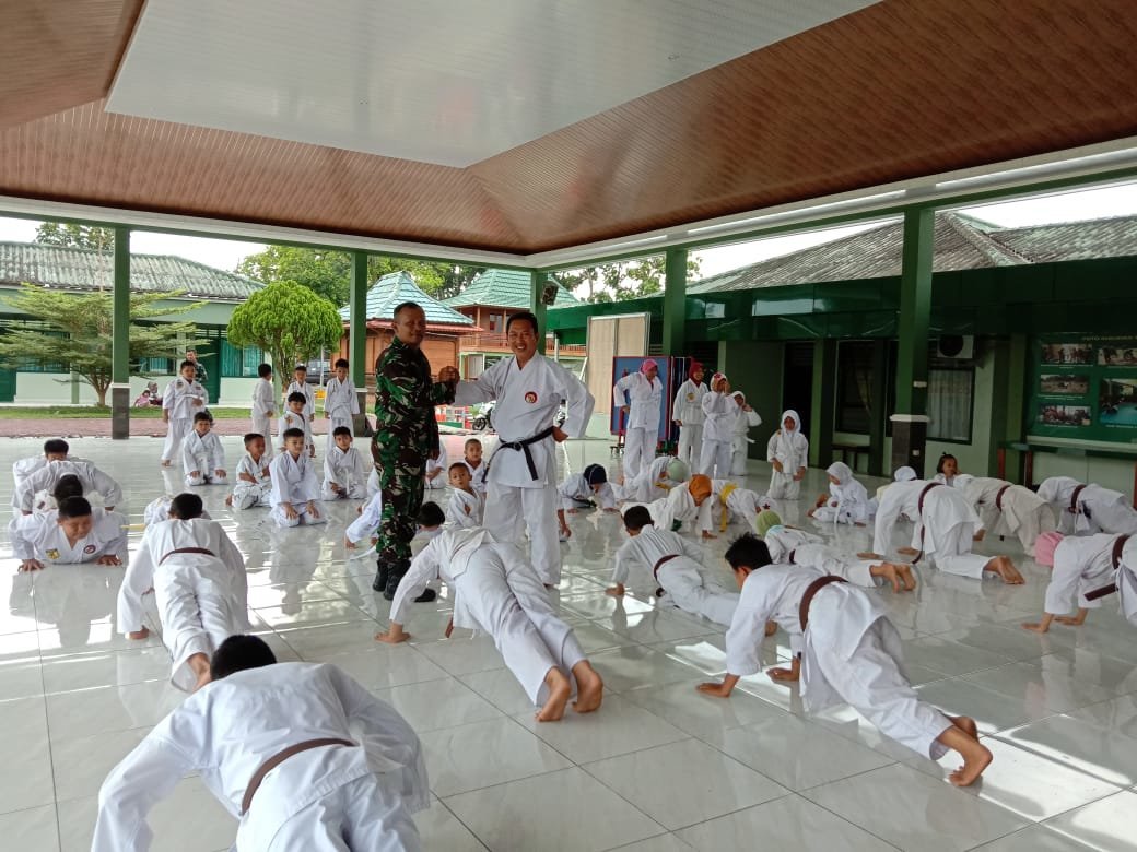 perguruan-karate-lemkari-dibawah-binaan-kodim-0402-latihan-rutin-220803i-rev115.jpg