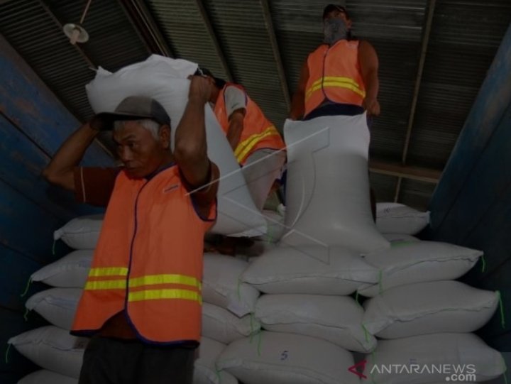stok-beras-di-bulog-maluku-aman-220803q-rev1.jpg