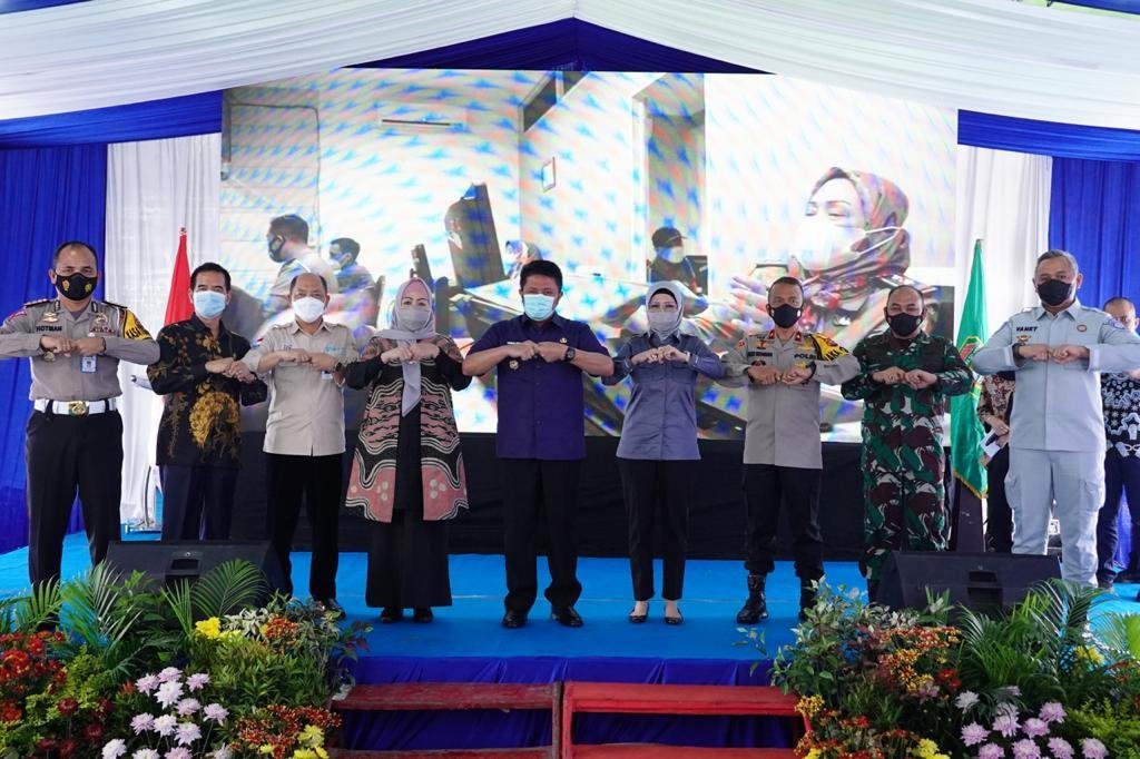pertama-di-indonesia-herman-deru-launching-stiker-hologram-tanda-lunas-bayar-pajak-kendaraan-bermotor-2208034-rev1.jpg