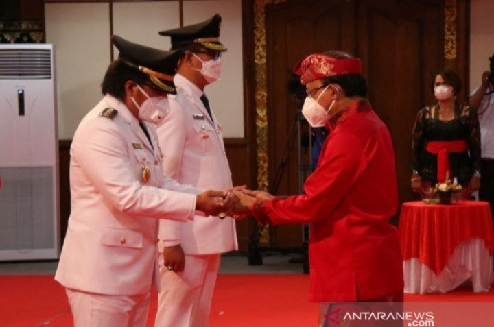 pasangan-giriasa-resmi-dilantik-sebagai-bupati-dan-wakil-bupati-badung-220803k-rev1.jpg