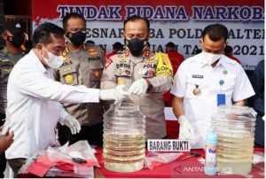 polda-kalteng-musnahkan-760-gram-sabu-milik-15-tersangka-220803d-rev1.jpg